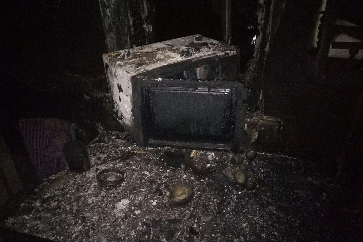 Возгорание произошло внутри дома Возгорание произошло внутри дома