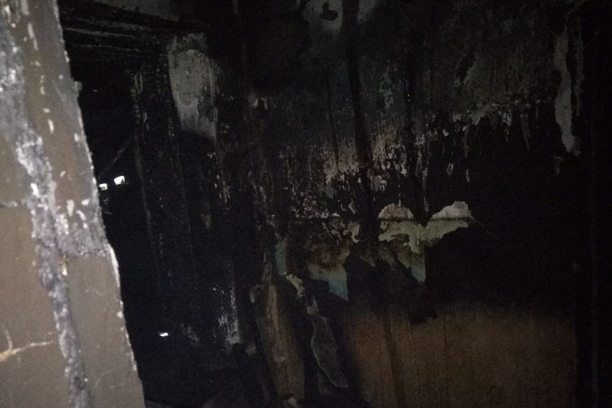 Огонь уничтожил вещи и крышу дома Огонь уничтожил вещи и крышу дома