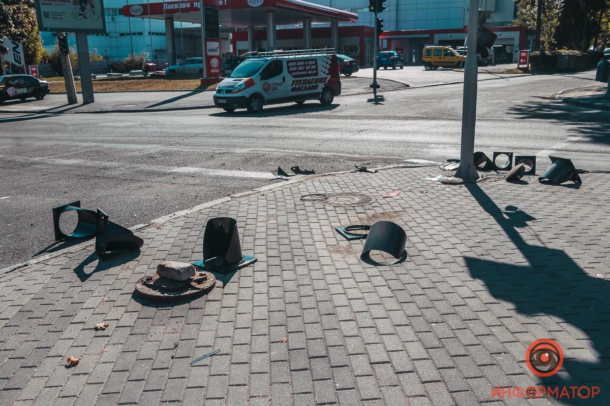 Части светофора лежат на тротуаре Части светофора лежат на тротуаре