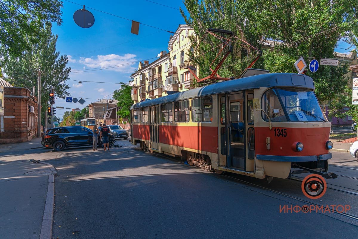 Авария произошла на перекрестке Чернышевского с улицей Олеся Гончара Авария произошла на перекрестке Чернышевского с улицей Олеся Гончара