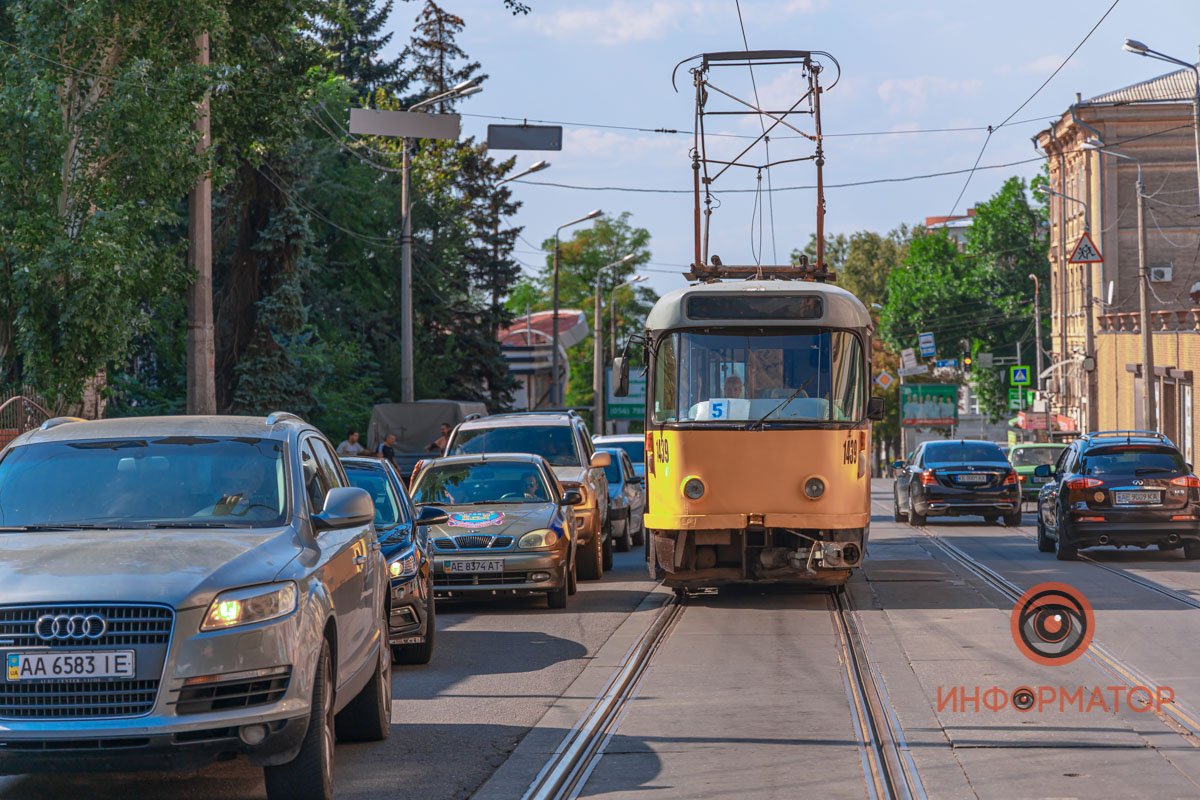 Автомобиль столкнулся с 5-м трамваем Автомобиль столкнулся с 5-м трамваем