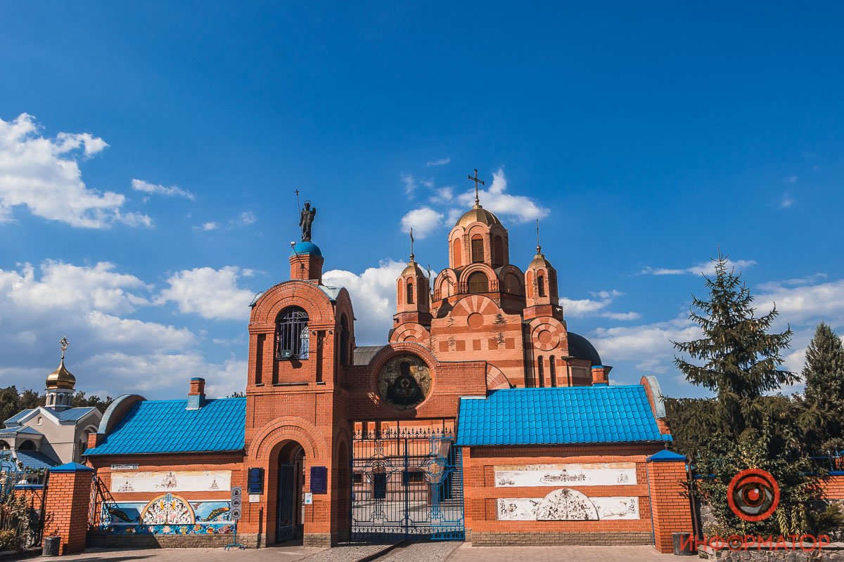 Храмовый ансамбль выполнен в византийском стиле Храмовый ансамбль выполнен в византийском стиле