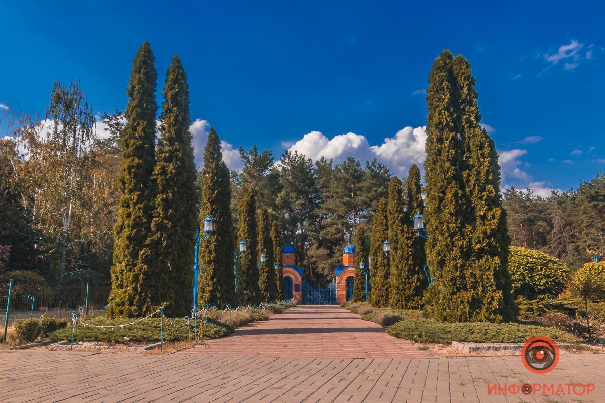 Территория храма достаточно уютна и облагорожена, поэтому здесь приятно прогуляться и атеистам Территория храма достаточно уютна и облагорожена, поэтому здесь приятно прогуляться и атеистам