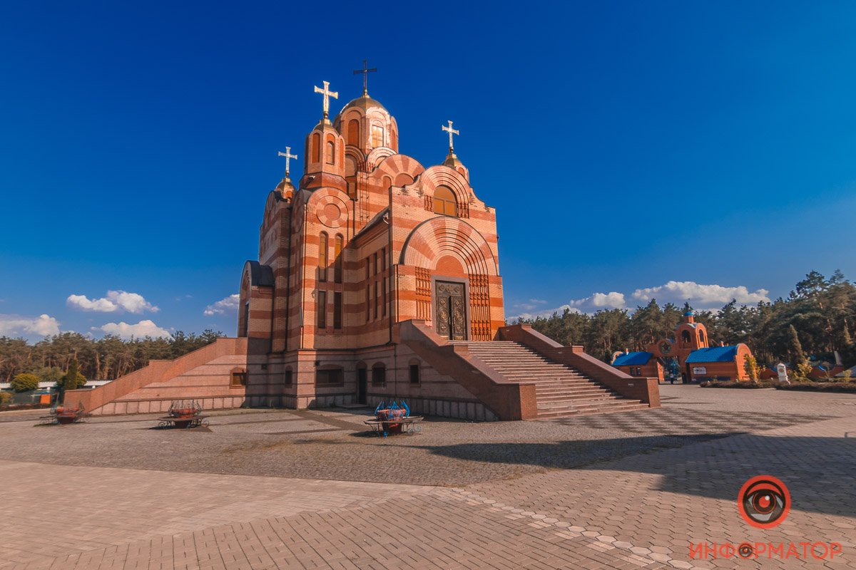 Церковь состоит из двух храмов - верхнего (летнего) и нижнего (зимнего) Церковь состоит из двух храмов - верхнего (летнего) и нижнего (зимнего)