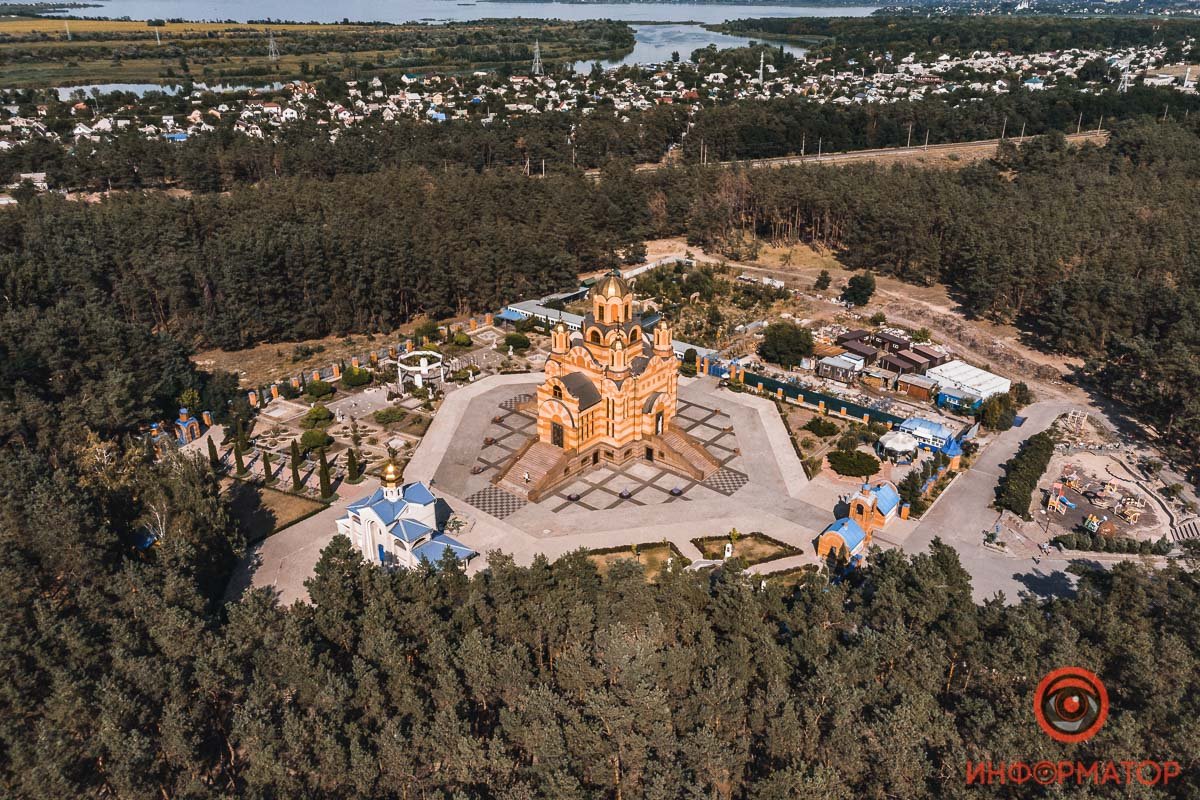 Тонет в зелени Тонет в зелени