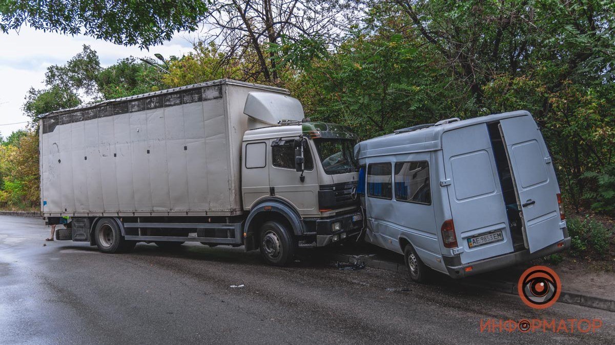 В Днепре на Щепкина столкнулись грузовик и маршрутка: полиция ищет свидетелей