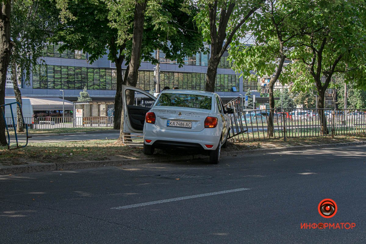 В Днепре на Поля такси службы Uklon влетело в ограждение 1