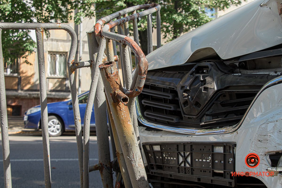 В Днепре на Поля такси службы Uklon влетело в ограждение 2