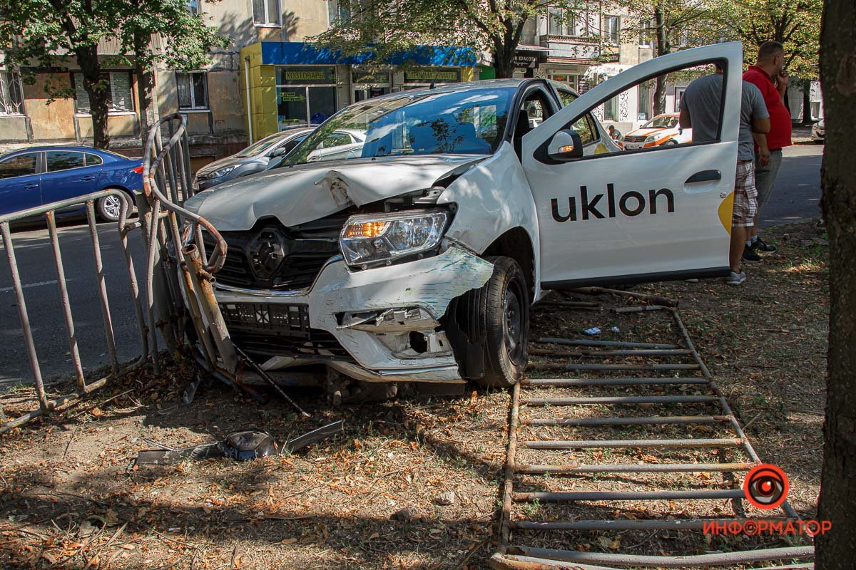 В Днепре на Поля такси службы Uklon влетело в ограждение 3