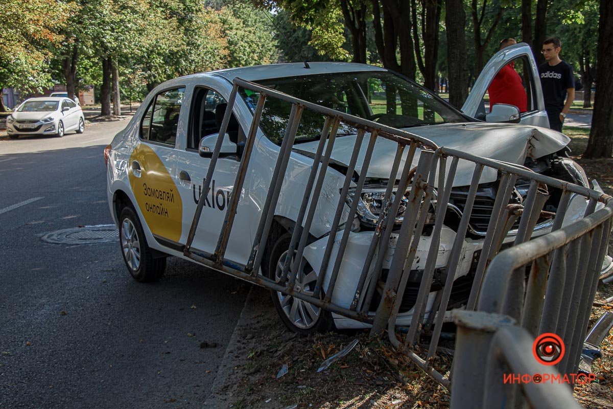 В Днепре на Поля такси службы Uklon влетело в ограждение 4
