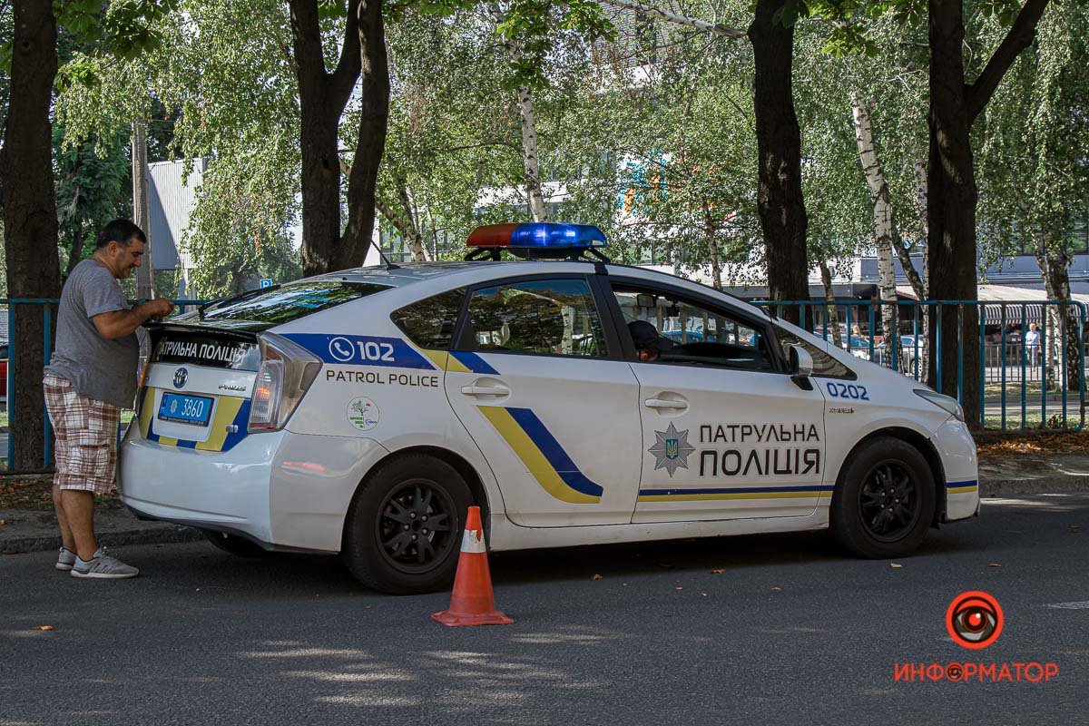 В Днепре на Поля такси службы Uklon влетело в ограждение 5
