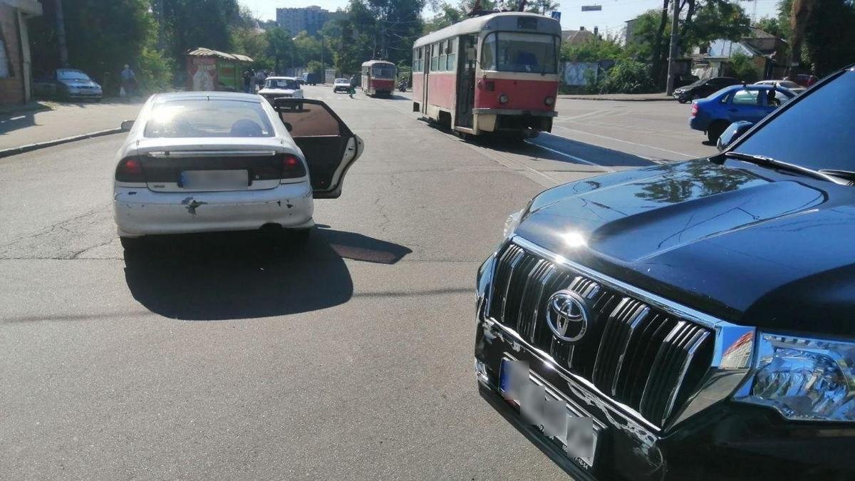 В Днепре на Исполкомовской столкнулись Mazda и Toyota: поиск свидетелей