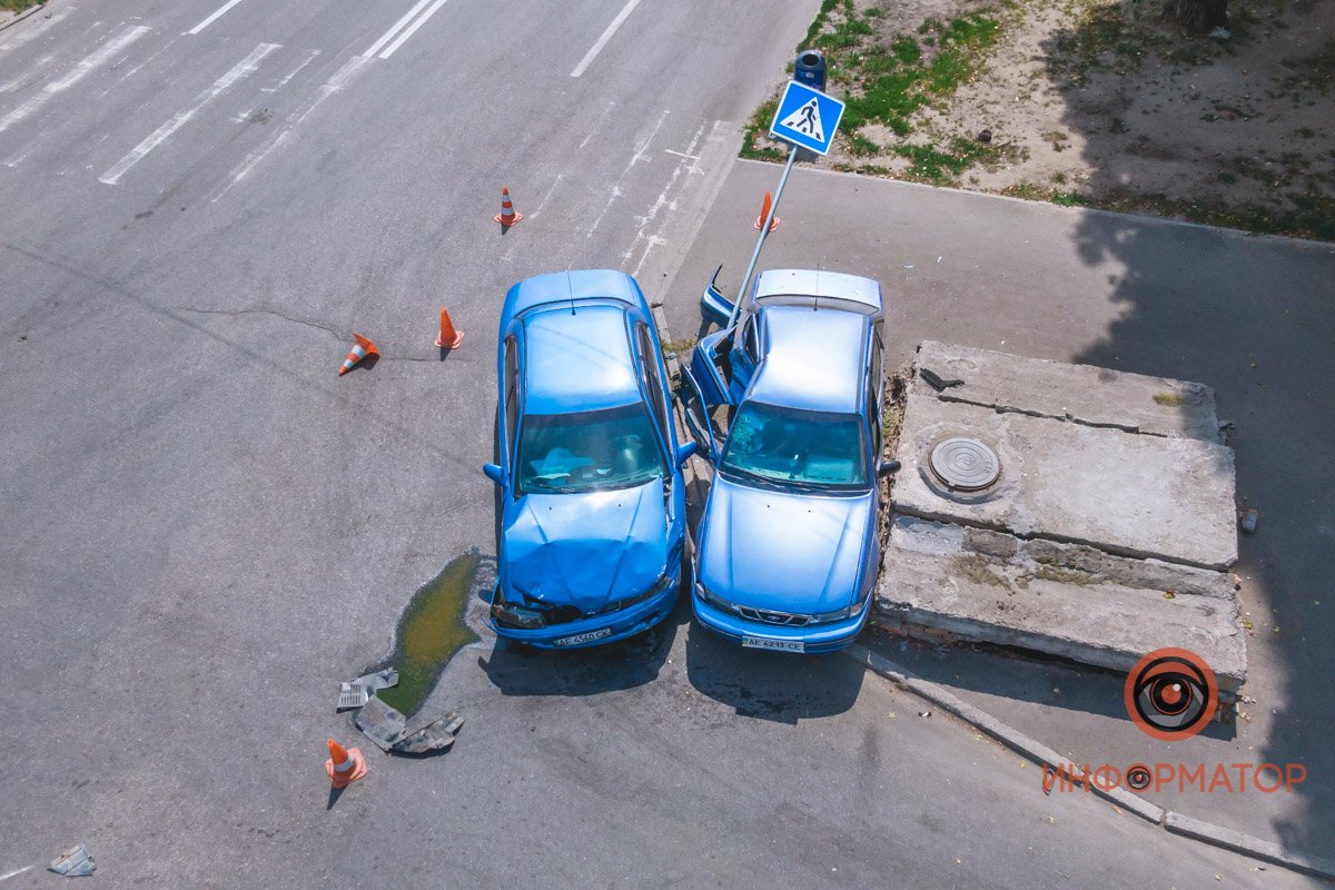 По инерции второй автомобиль в знак По инерции второй автомобиль в знак