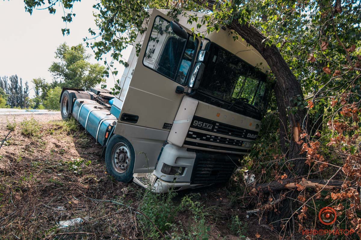 На улице Гаванской тягач вылетел в кювет