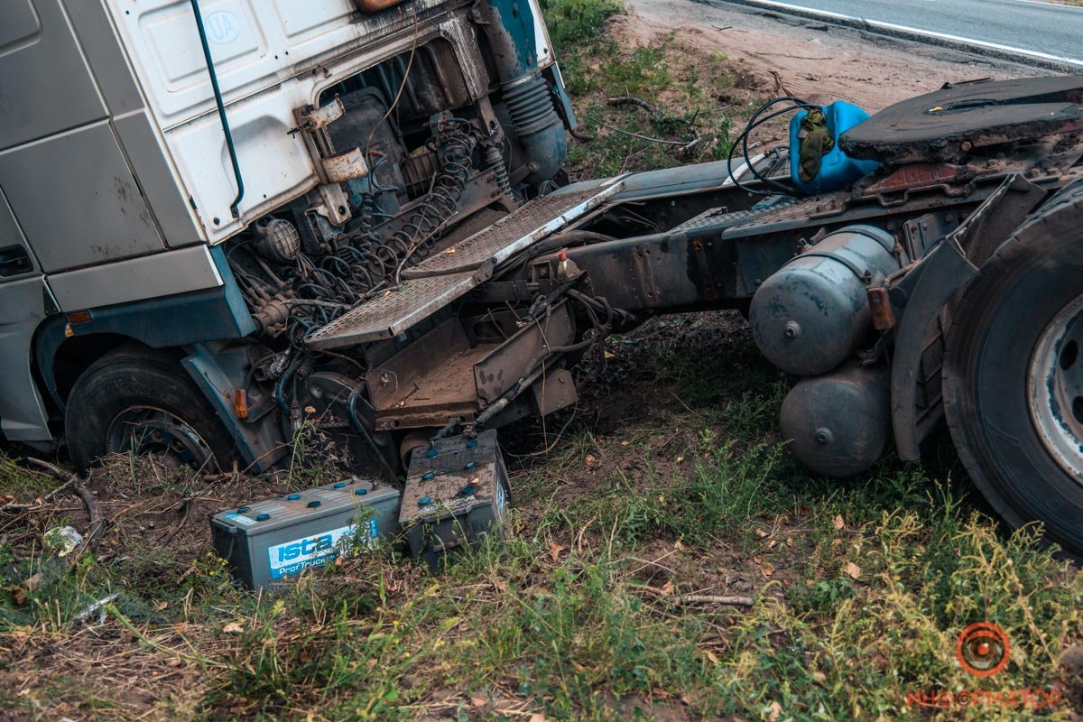 Когда мужчина нажал на тормоза, авто повело в сторону и съехало с дороги