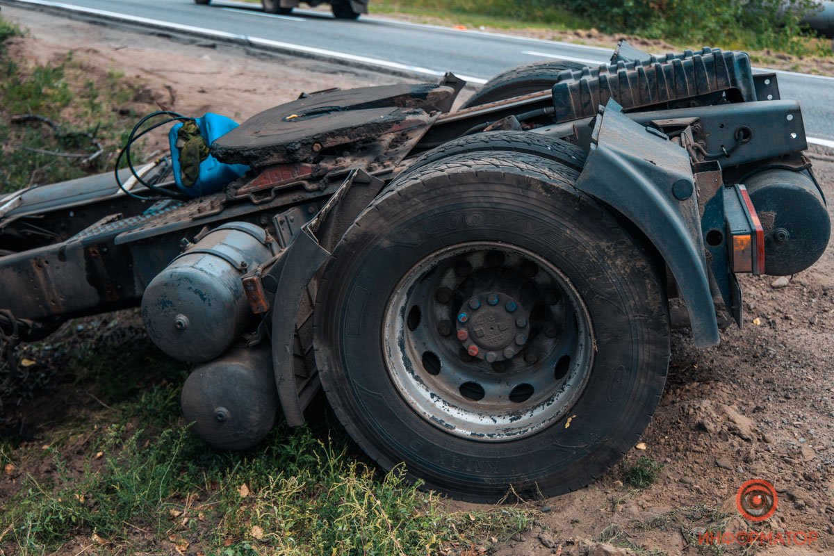 Сейчас решают вопрос касательно того, как машину вытягивать из кювета