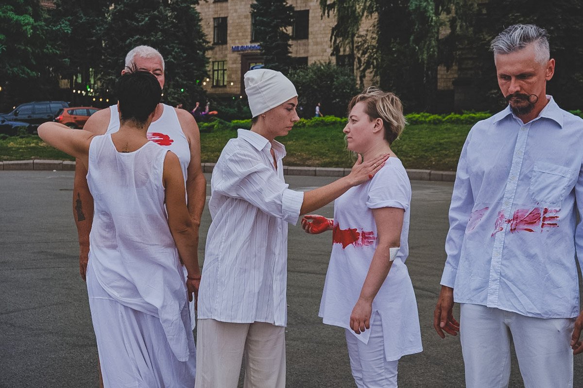 В центре Днепра сборная актеров плейбек-театров устроили символический перфоманс
