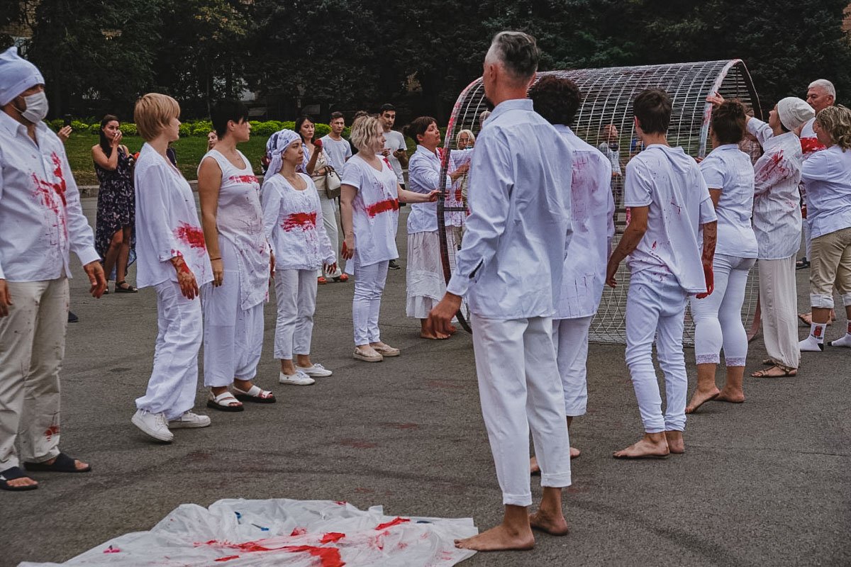 Белая одежда — как символ мирного протеста