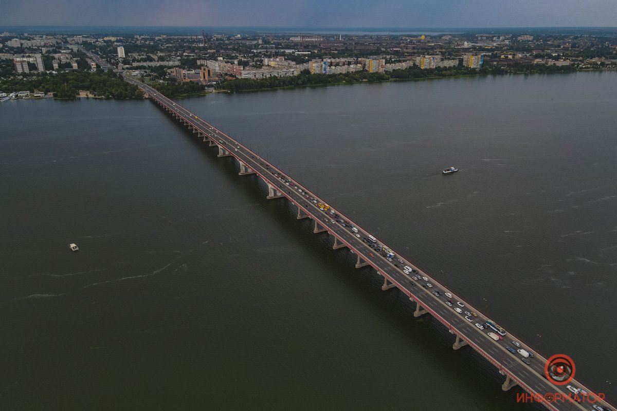Проезд в сторону Левого берега очень затруднен