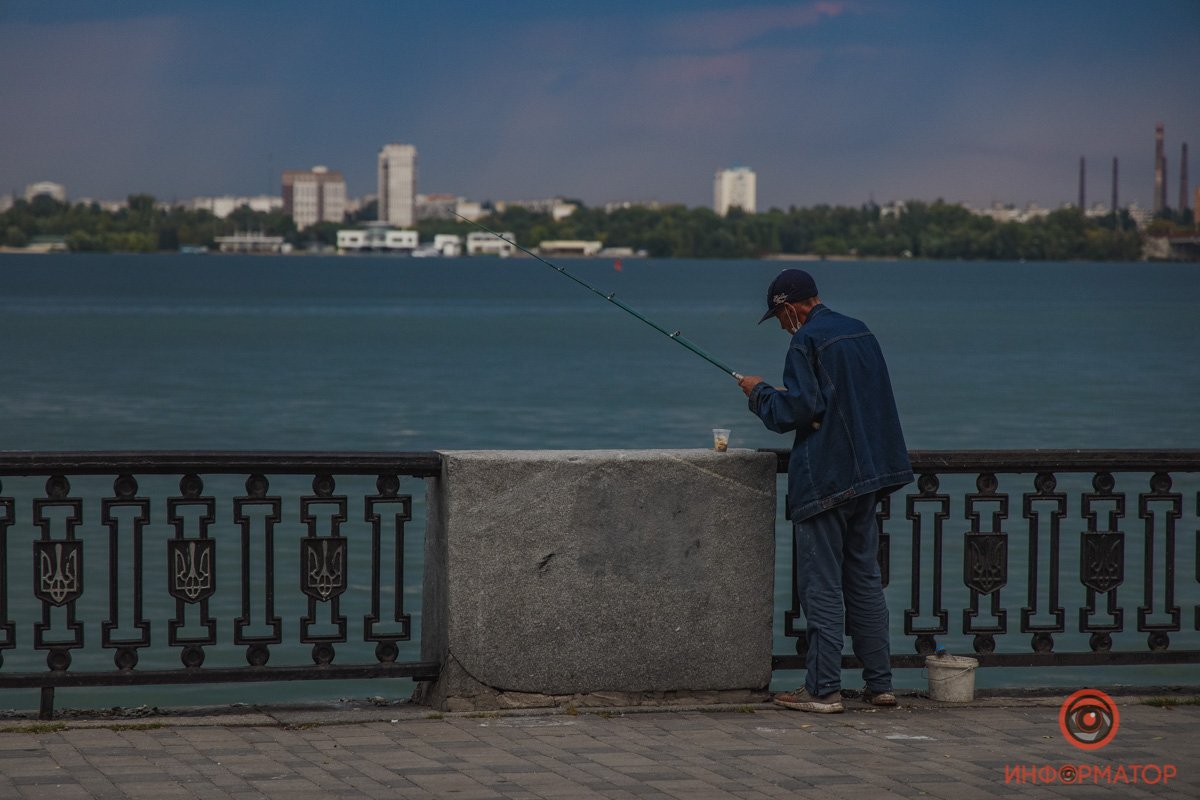 Казалось, будто рыбак раскинул огромную сеть, стараясь поймать в нее как можно больше туч Казалось, будто рыбак раскинул огромную сеть, стараясь поймать в нее как можно больше туч