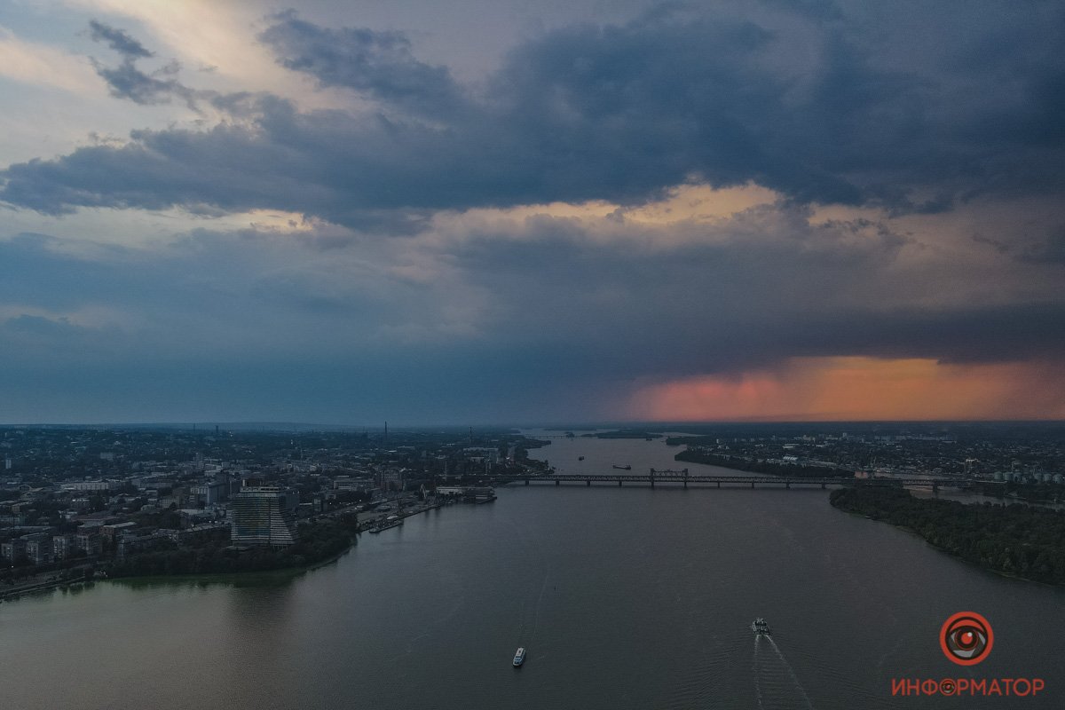 Мы, например, очень любим, когда в пятницу идет дождь... Мы, например, очень любим, когда в пятницу идет дождь...