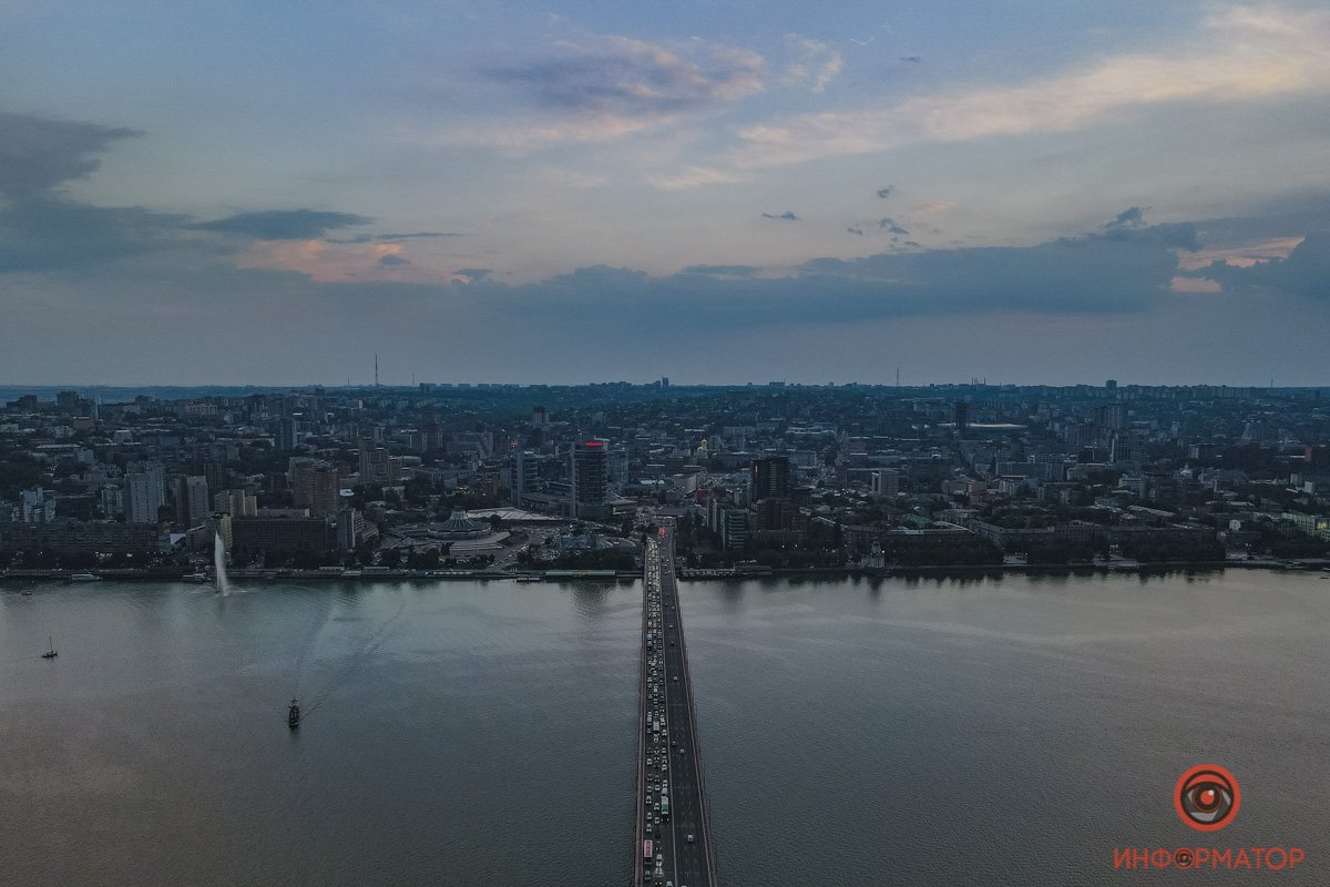 Некоторые люди наслаждаются дождем, другие просто промокают Некоторые люди наслаждаются дождем, другие просто промокают