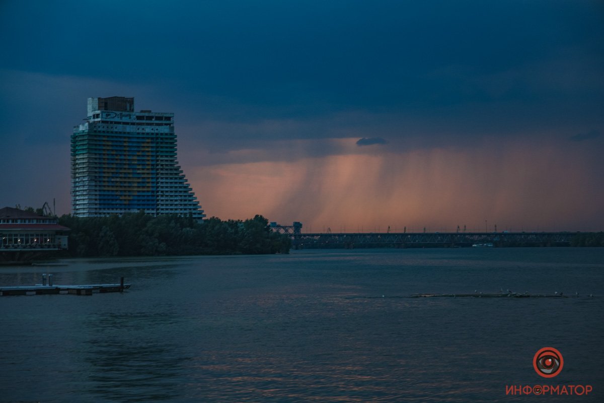 Тучи, словно дементоры, высосали из города все счастье Тучи, словно дементоры, высосали из города все счастье