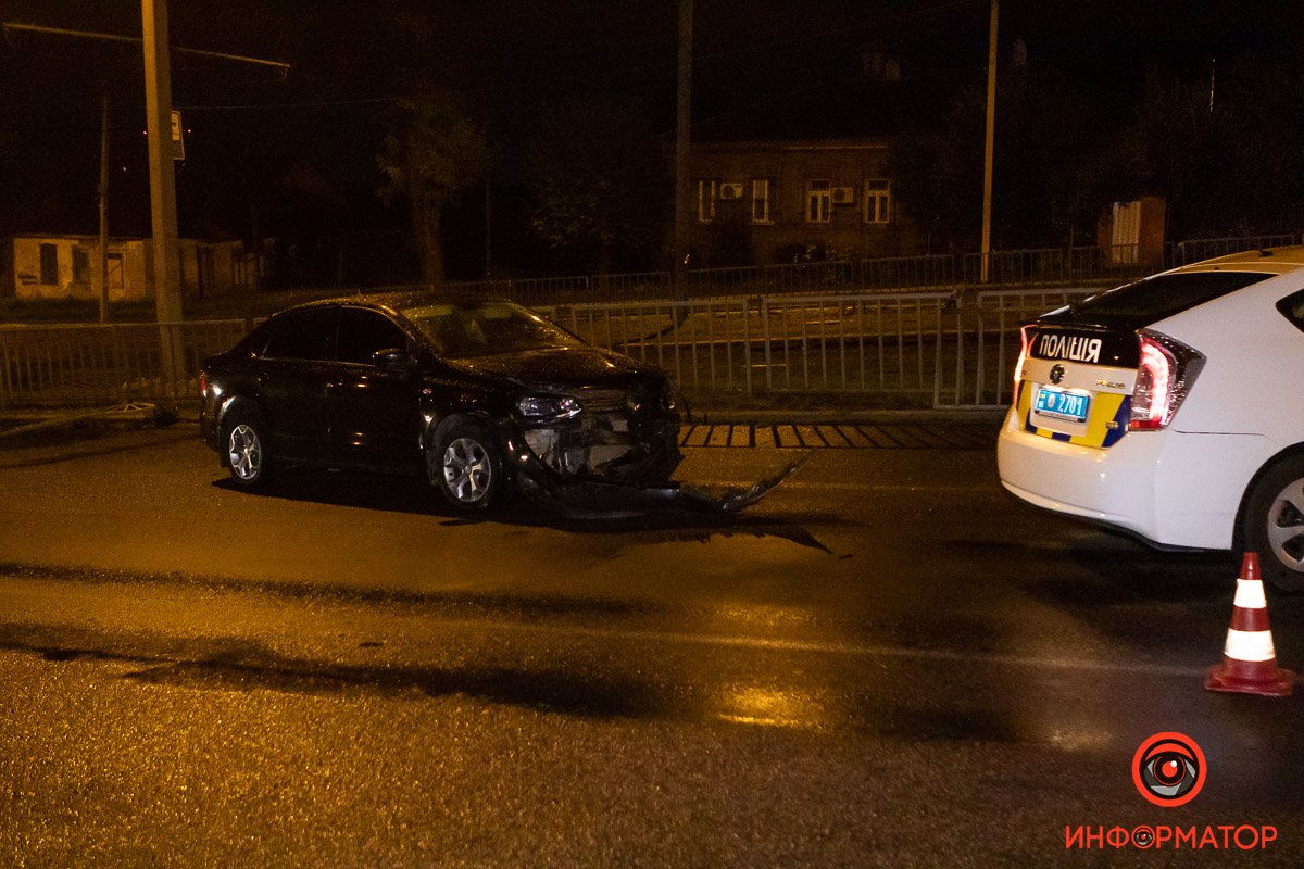 Предварительно, Volkswagen въехал в ограждение