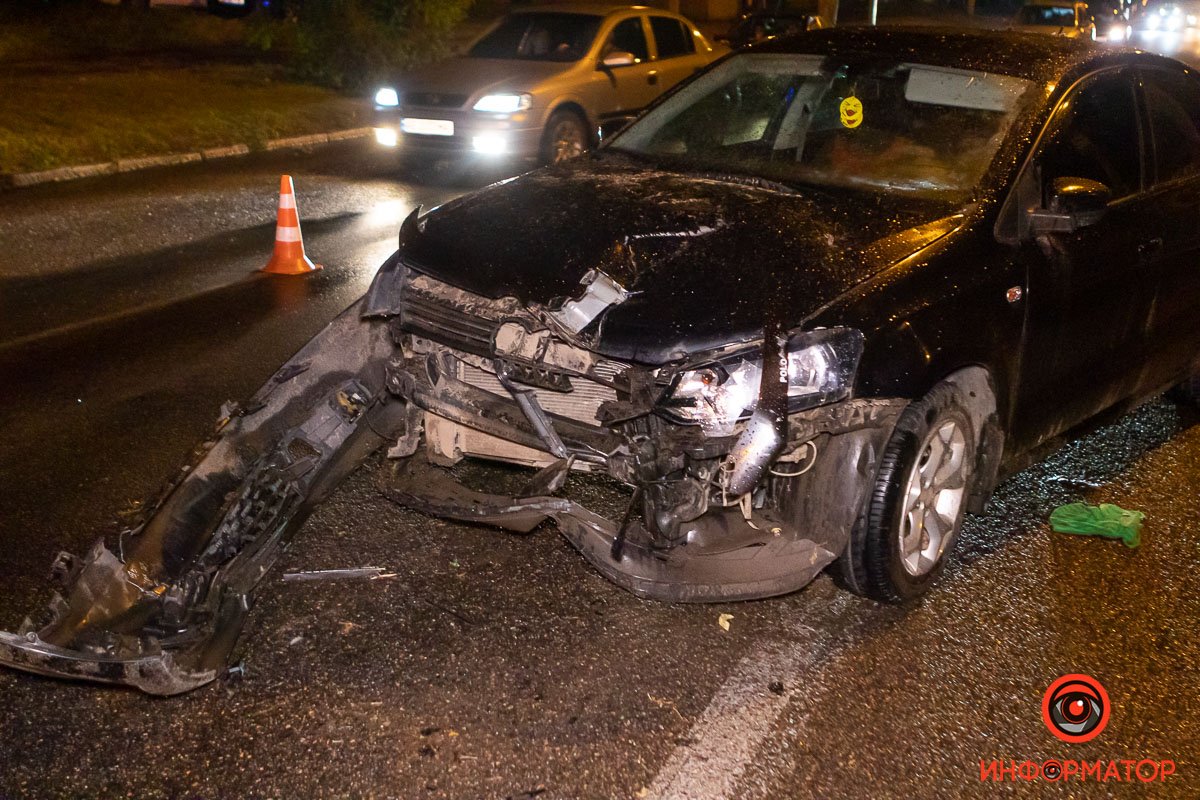 Volkswagen остановился на левой полосе, частично заняв разделительную разметку