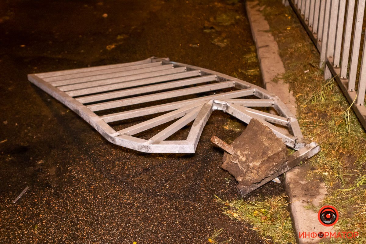 Сломанное ограждение