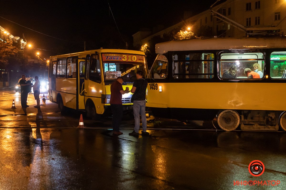 В Днепре возле вокзала столкнулись трамвай и автобус: двух пассажиров увезли скорые 1