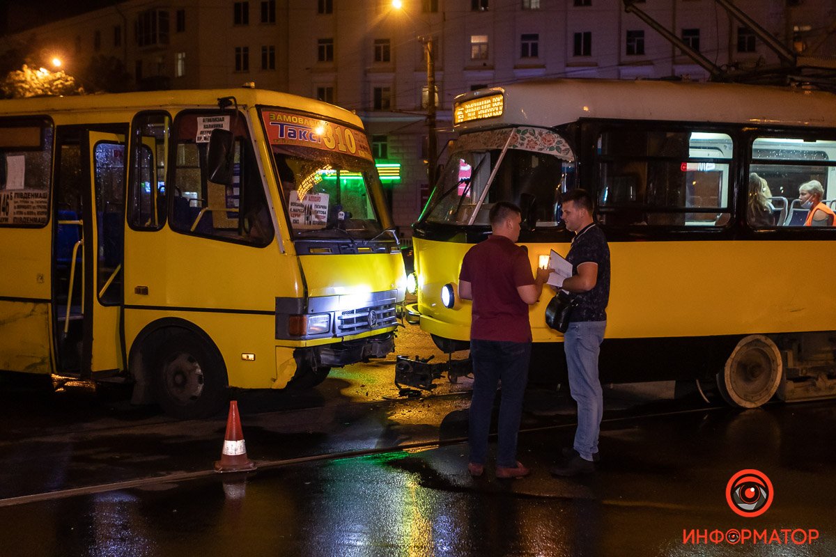 В Днепре возле вокзала столкнулись трамвай и автобус: двух пассажиров увезли скорые 2