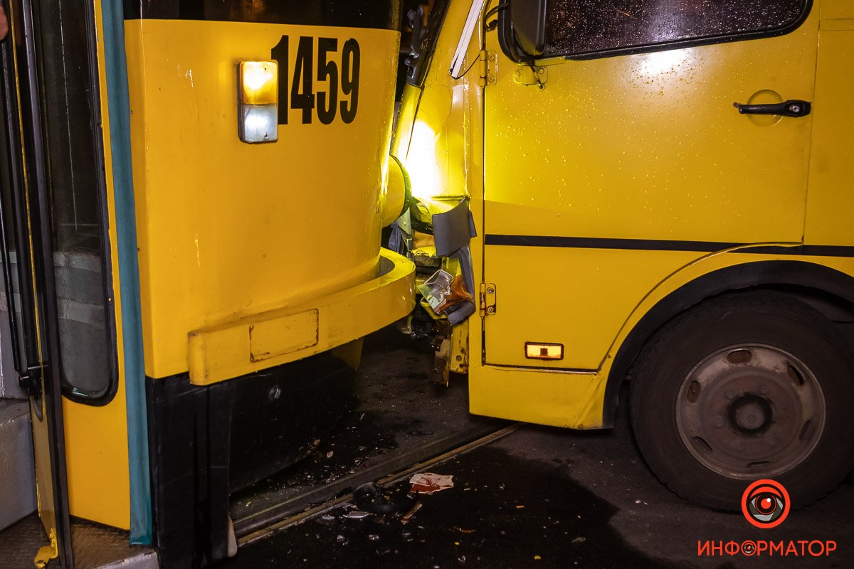В Днепре возле вокзала столкнулись трамвай и автобус: двух пассажиров увезли скорые 3