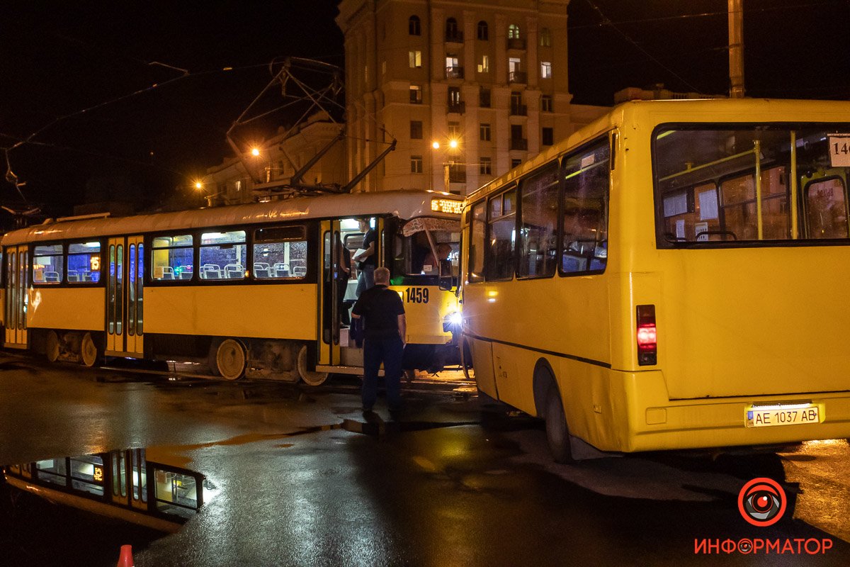 В Днепре возле вокзала столкнулись трамвай и автобус: двух пассажиров увезли скорые 4
