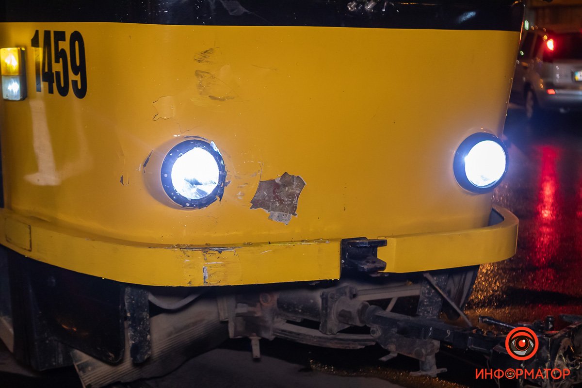 В Днепре возле вокзала столкнулись трамвай и автобус: двух пассажиров увезли скорые 5