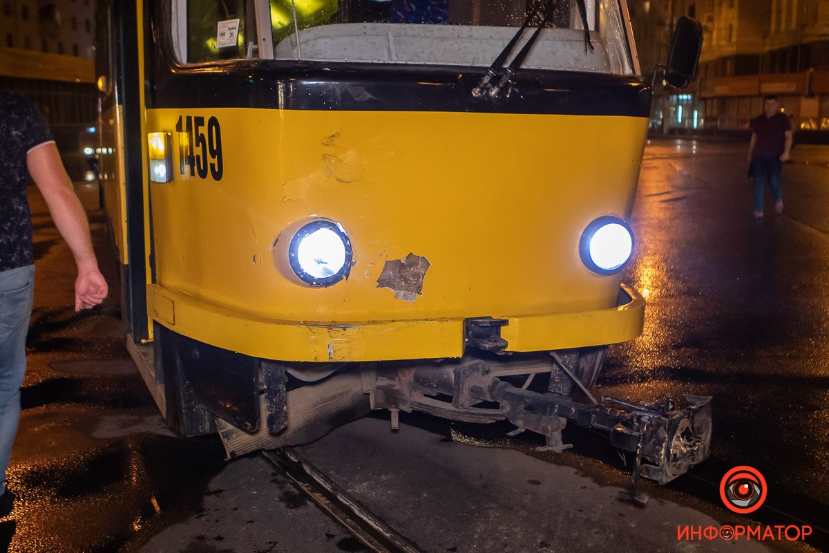 В Днепре возле вокзала столкнулись трамвай и автобус: двух пассажиров увезли скорые 6