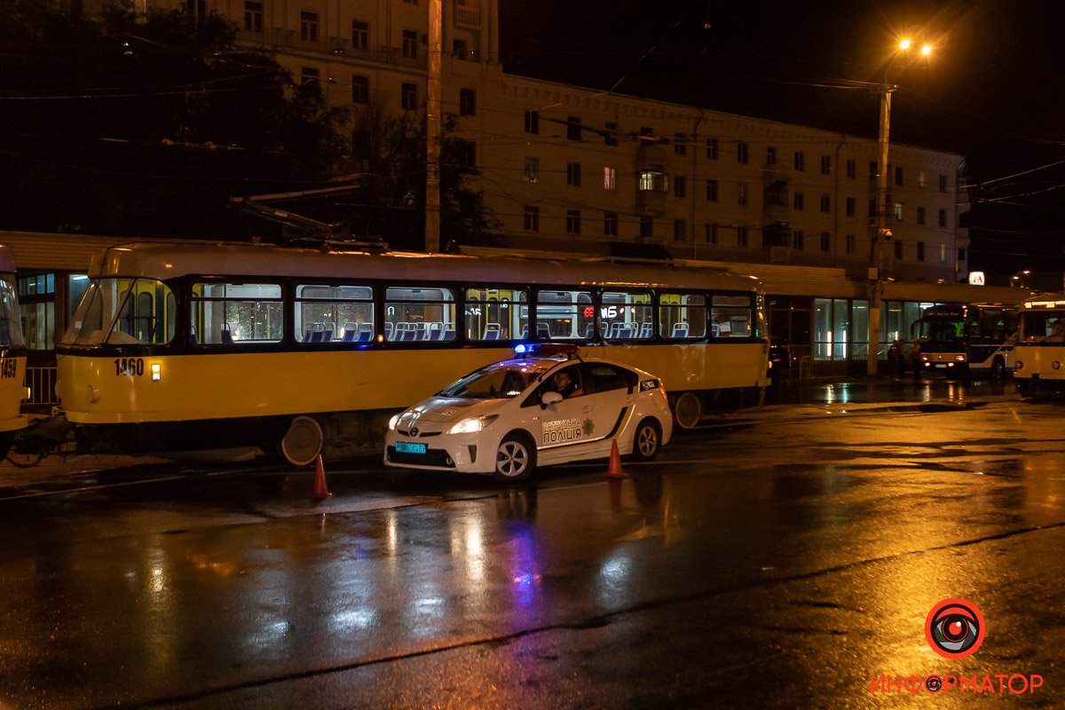 В Днепре возле вокзала столкнулись трамвай и автобус: двух пассажиров увезли скорые 7