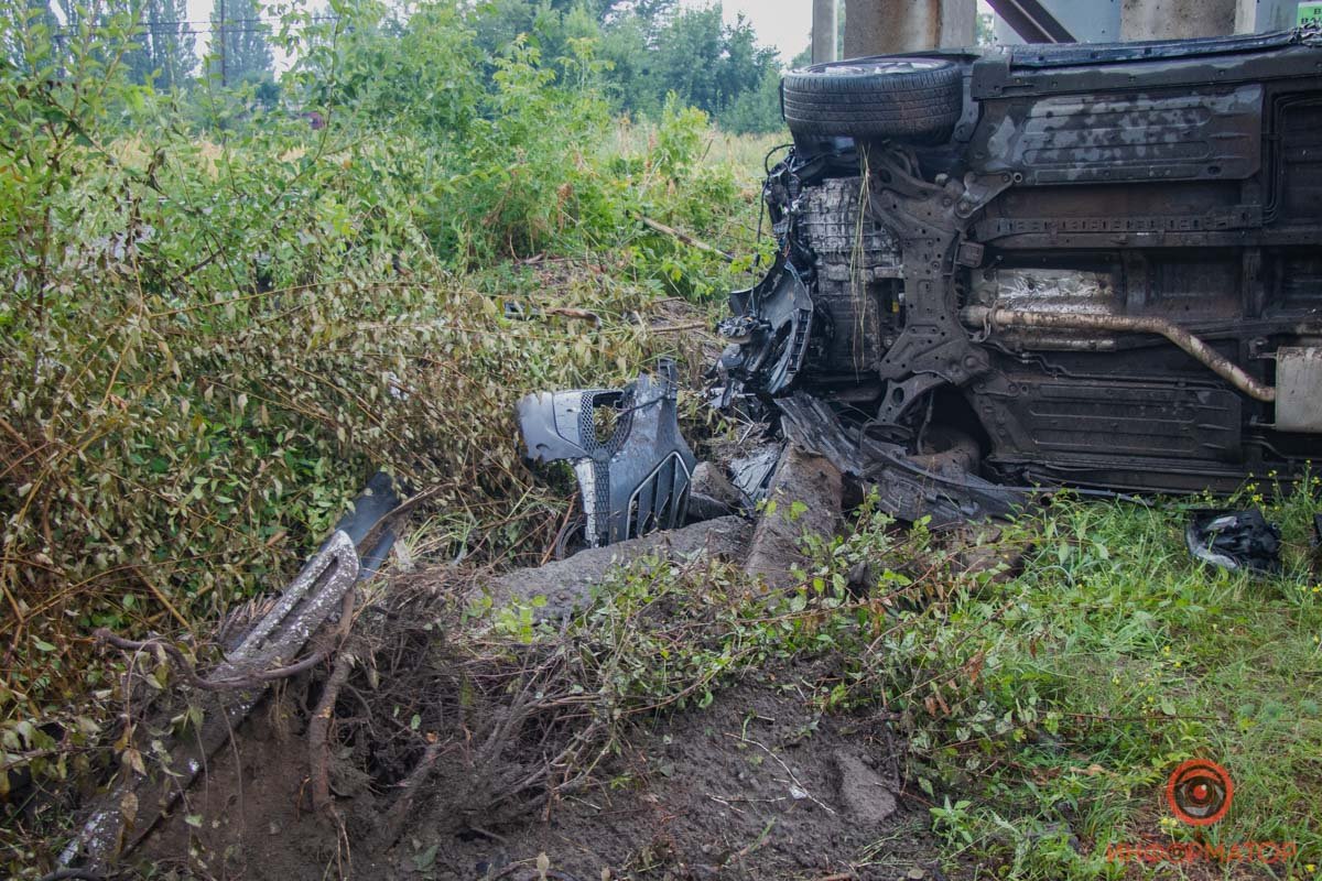 Перевернувшись на бок, Hyundai врезался в опору теплотрассы Перевернувшись на бок, Hyundai врезался в опору теплотрассы