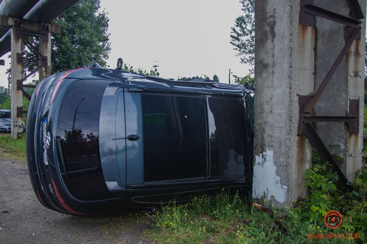 Hyundai перевернулся на бок и врезался в опору Hyundai перевернулся на бок и врезался в опору