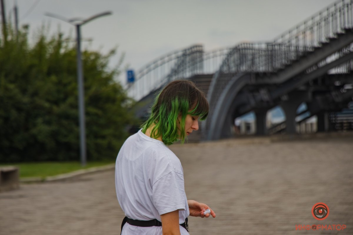 Факт того, что люди привыкли хвастаться чем-то "самым большим", что есть у них в городе, девушка считает нелепым