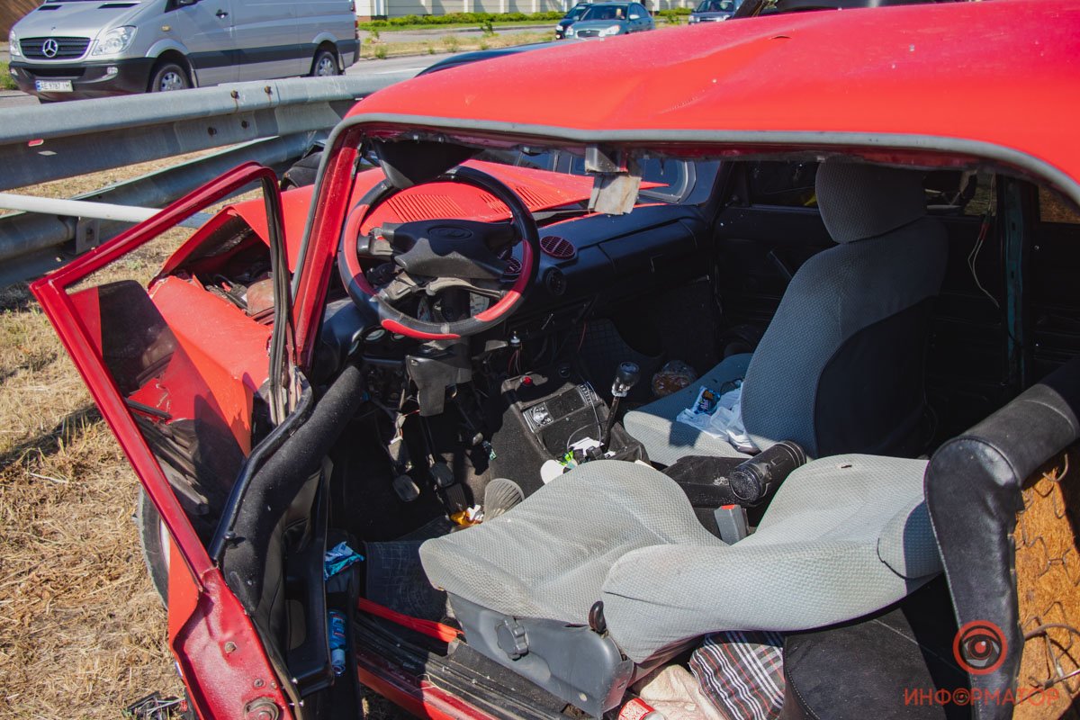 Водителя ВАЗа из машины доставали спасатели Водителя ВАЗа из машины доставали спасатели