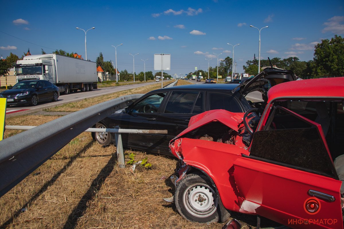 От удара BMW отлетел в отбойник От удара BMW отлетел в отбойник