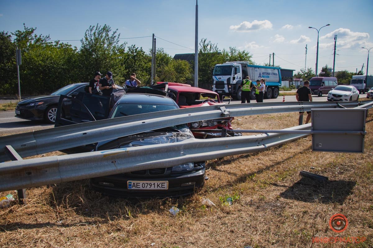 Одного пострадавшего - водителя ВАЗа - забрала скорая Одного пострадавшего - водителя ВАЗа - забрала скорая