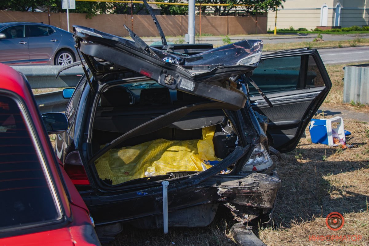 Со слов водителя BMW, он видел, как сзади на него несется ВАЗ и попытался уйти влево Со слов водителя BMW, он видел, как сзади на него несется ВАЗ и попытался уйти влево