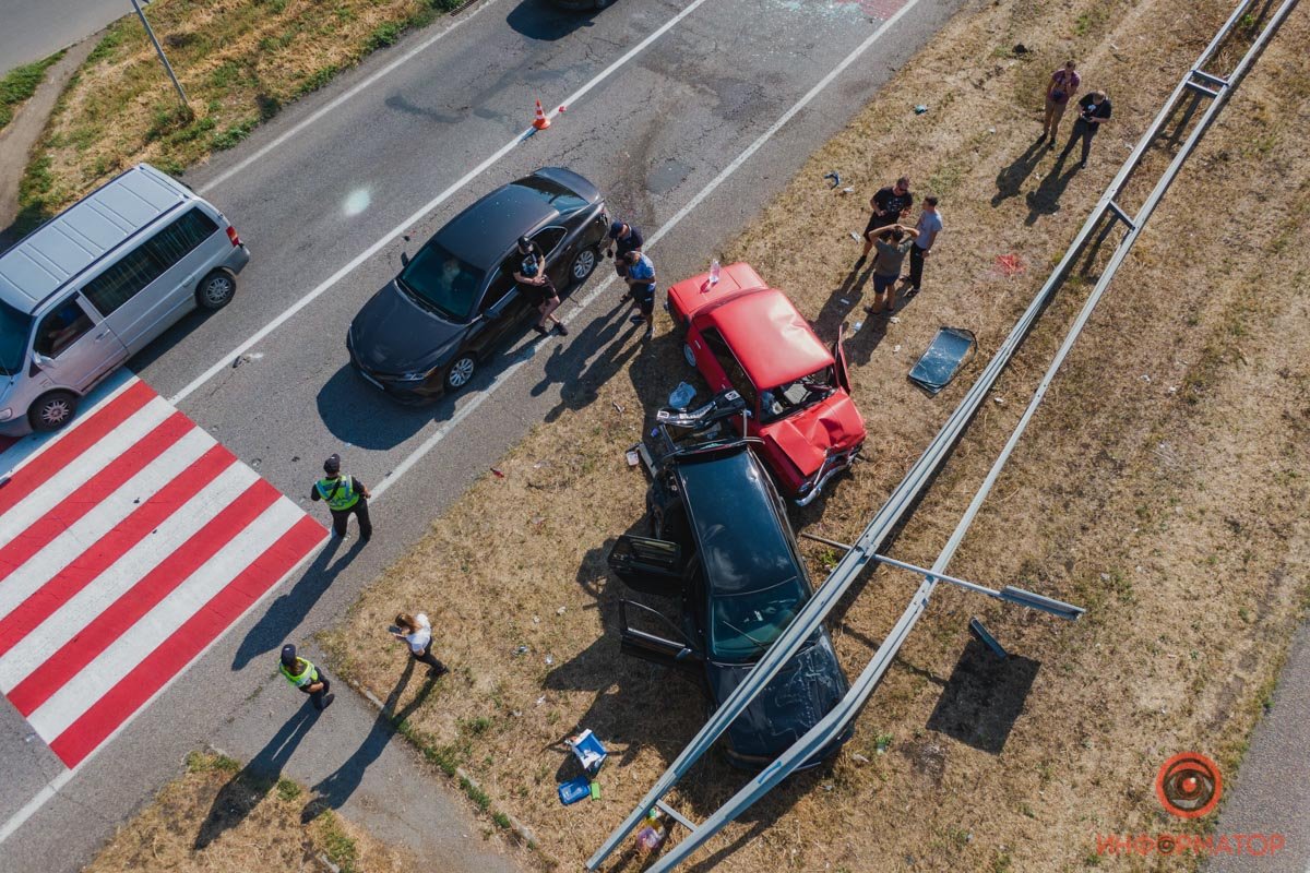 Toyota остановилась перед "зеброй", чтобы пропустить пешеходов Toyota остановилась перед "зеброй", чтобы пропустить пешеходов