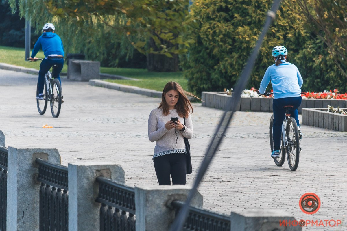 Наверное, только очень важное сообщение может отвлечь внимание от захватывающего вида реки Наверное, только очень важное сообщение может отвлечь внимание от захватывающего вида реки