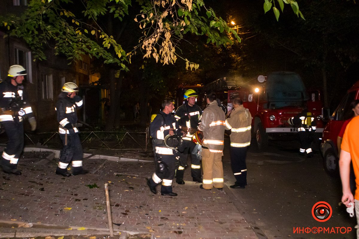 После того как электрики обесточили подъезд, пожарные приступили к тушению огня После того как электрики обесточили подъезд, пожарные приступили к тушению огня