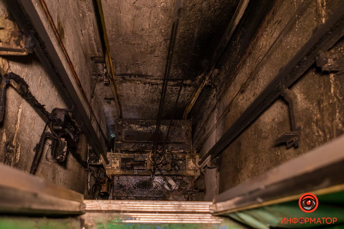 По словам сотрудников ГСЧС, очаг возгорания - в шахте лифта По словам сотрудников ГСЧС, очаг возгорания - в шахте лифта