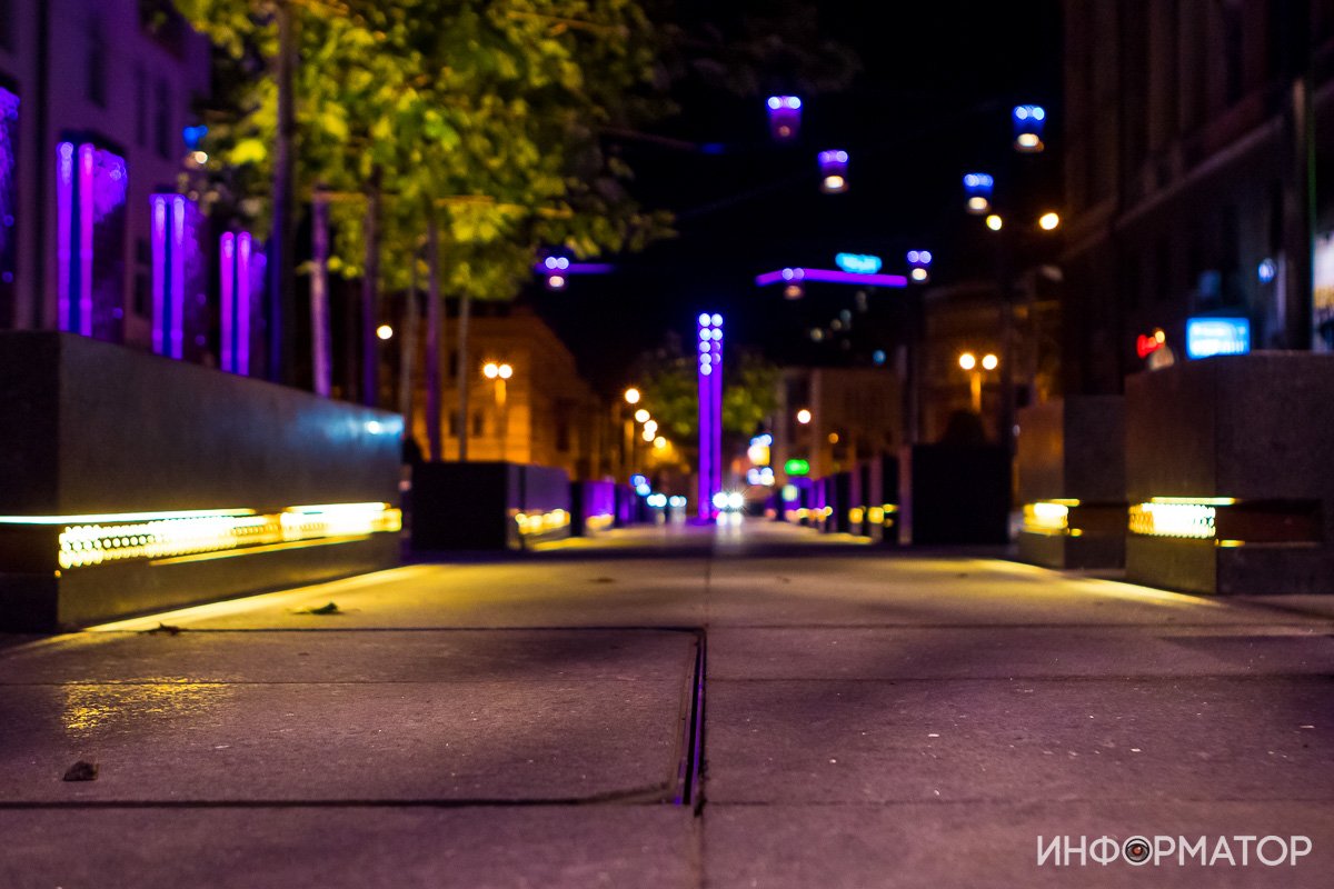 Подсветка есть и у скамеек Подсветка есть и у скамеек