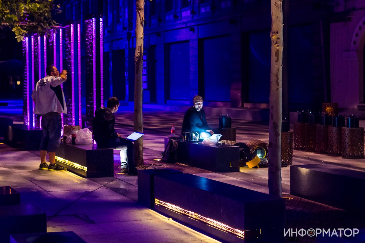 Партия фонарей ожидает своей очереди Партия фонарей ожидает своей очереди